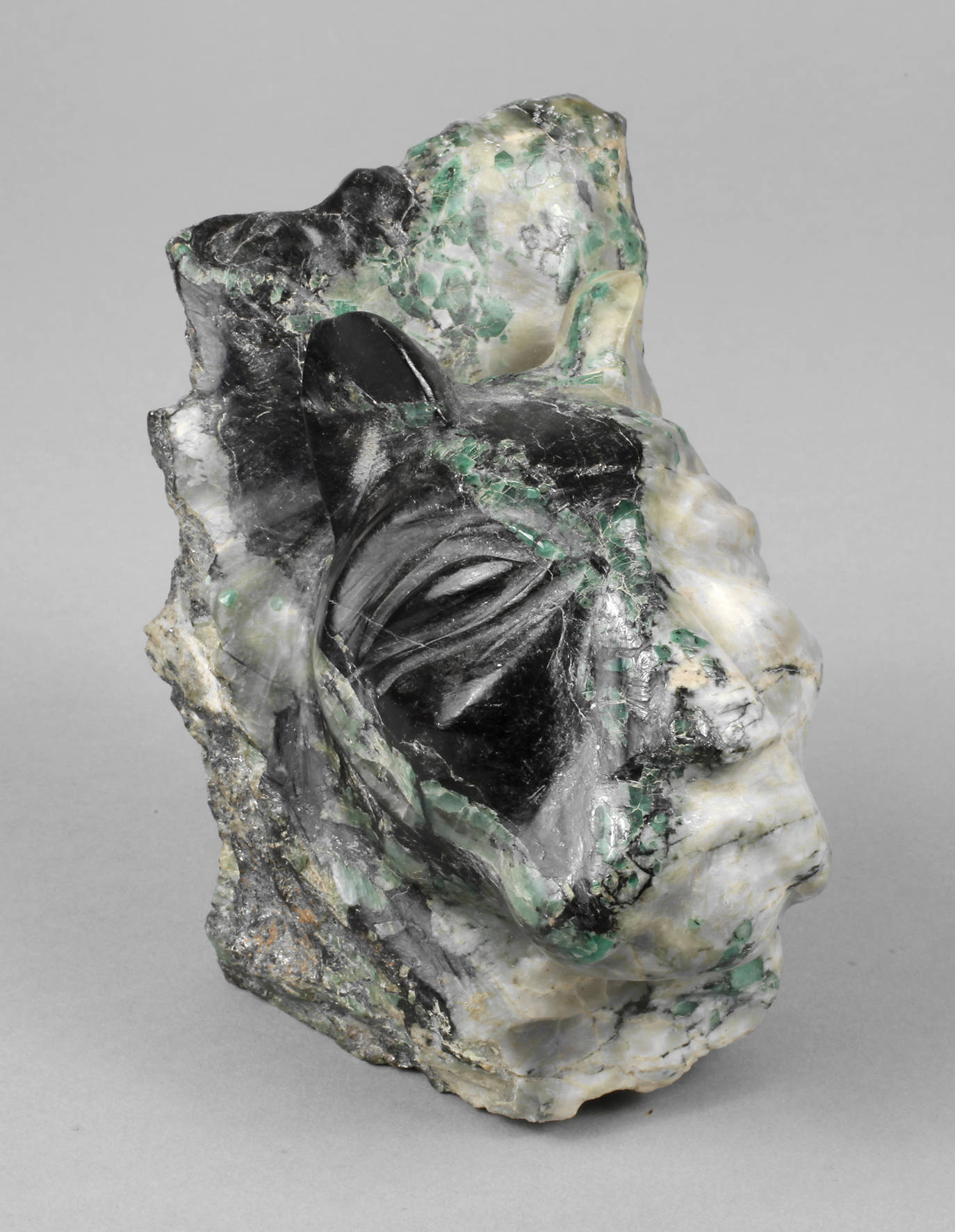 Pumakopf aus Smaragdgestein