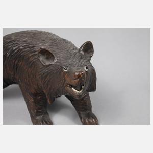 Zwei geschnitzte Bären