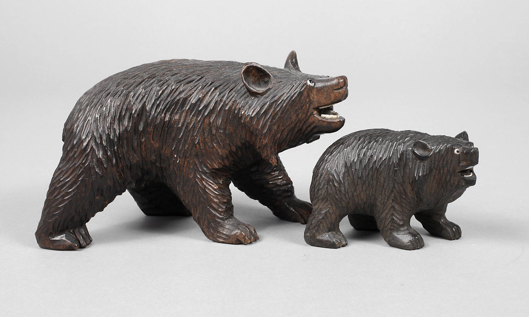 Zwei geschnitzte Bären