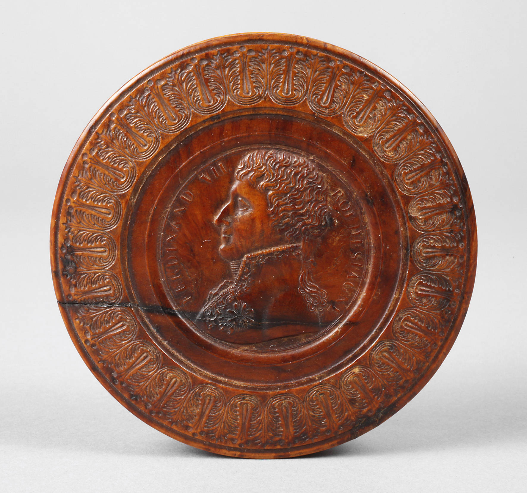 Feine geschnitzte Deckeldose