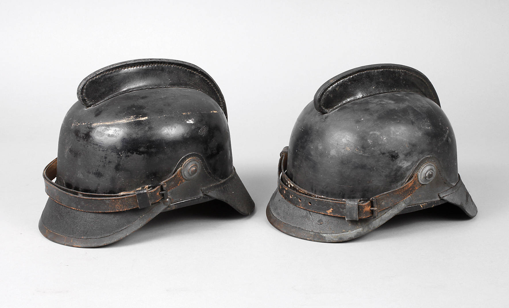 Zwei Feuerwehrhelme