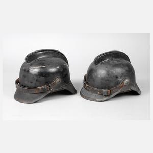 Zwei Feuerwehrhelme