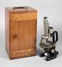 Mikroskop im Kasten