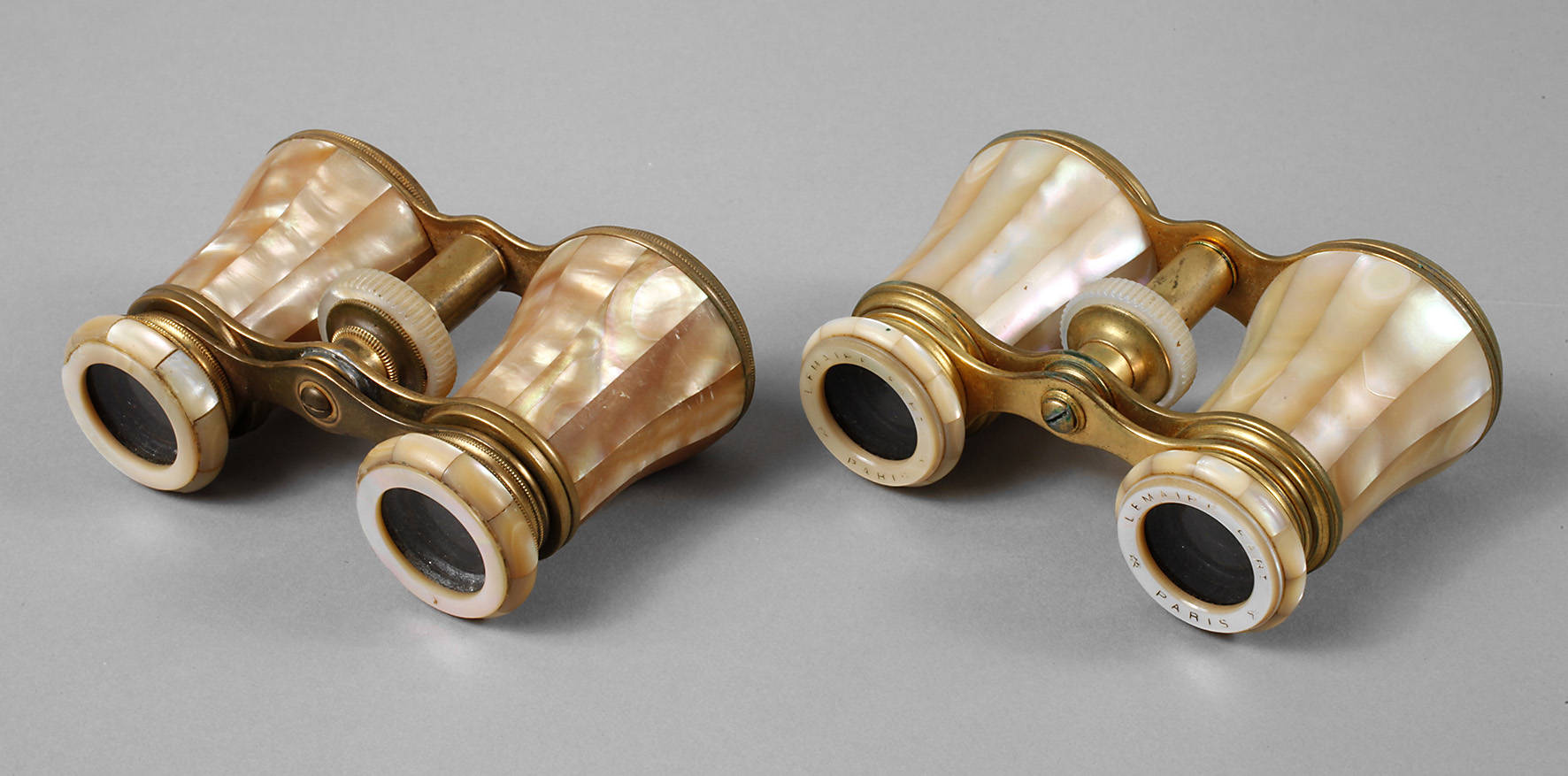 Zwei Operngläser