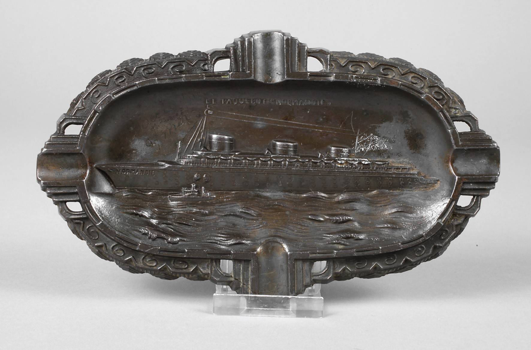 Zigarettenablage vom frz. Luxusliner ”Normandie”