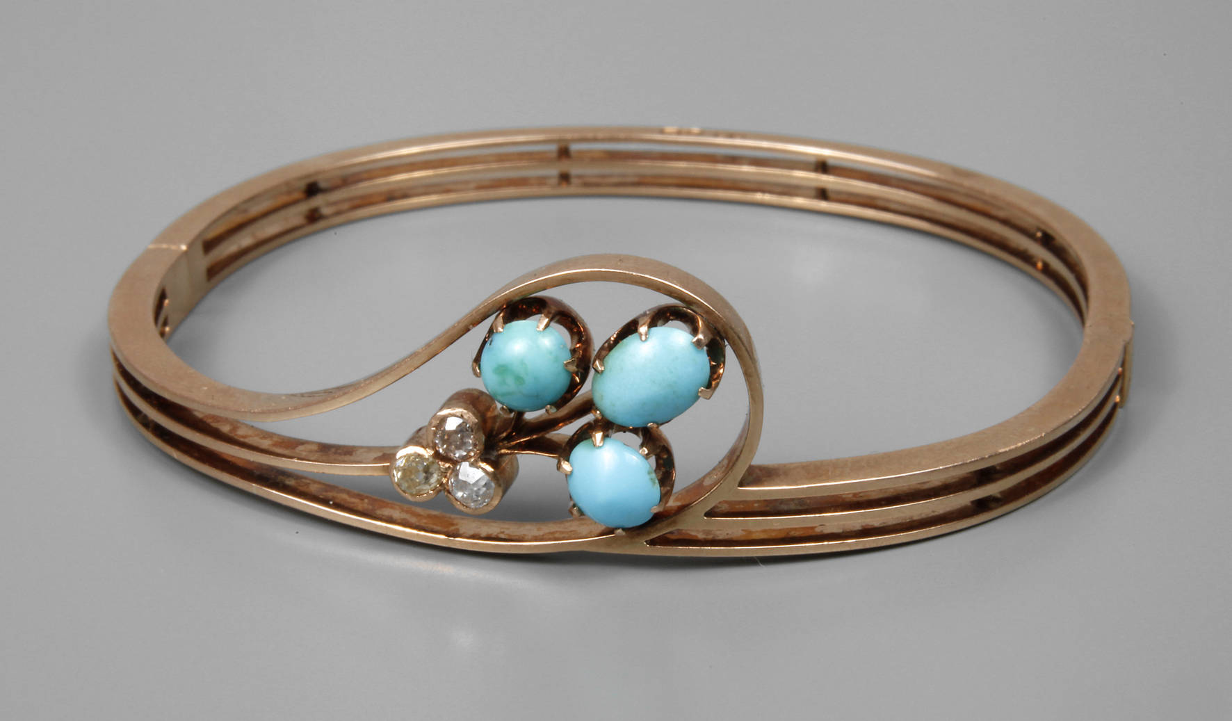 Goldener Armreif mit Türkisen und Diamanten