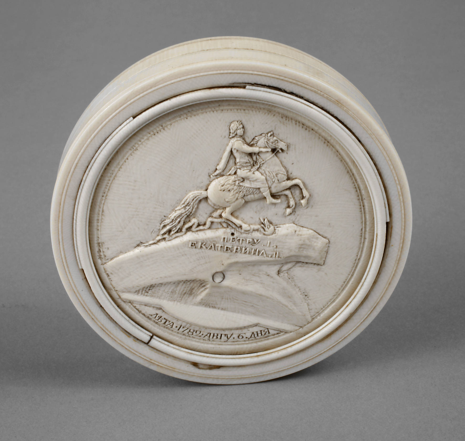 Feine Deckeldose ”Eherner Reiter”