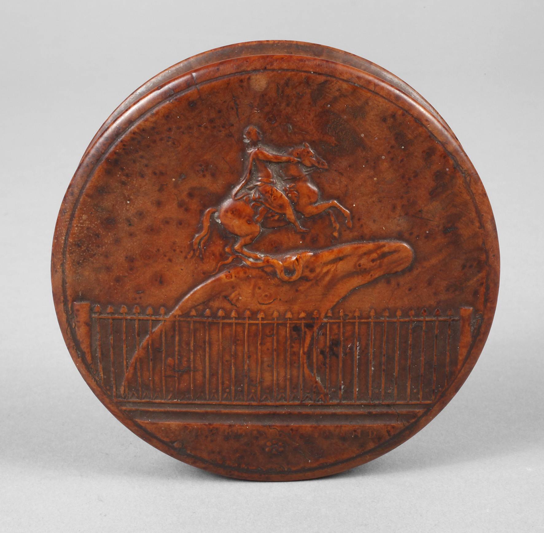 Feine Deckeldose ”Eherner Reiter”