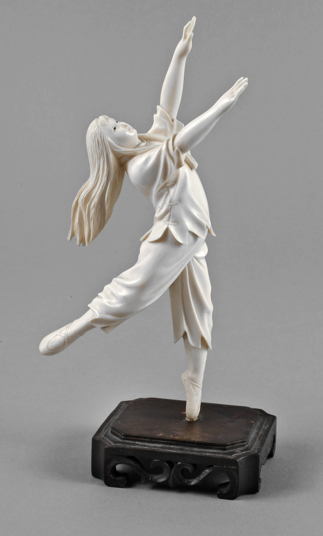 Figürliche Elfenbeinschnitzerei