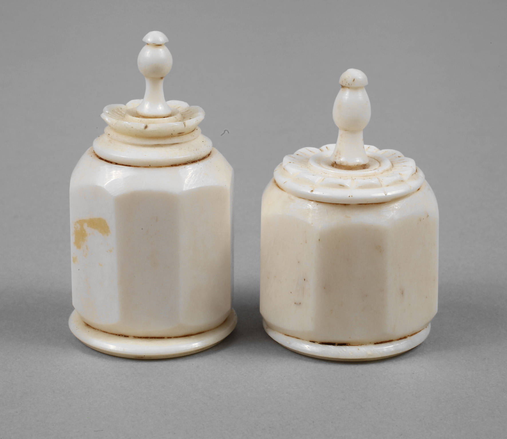 Zwei Riechfläschchen Bein