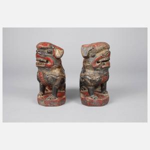 Paar geschnitzte Wächterlöwen