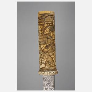 Tanto figürlich verziert aus Bein