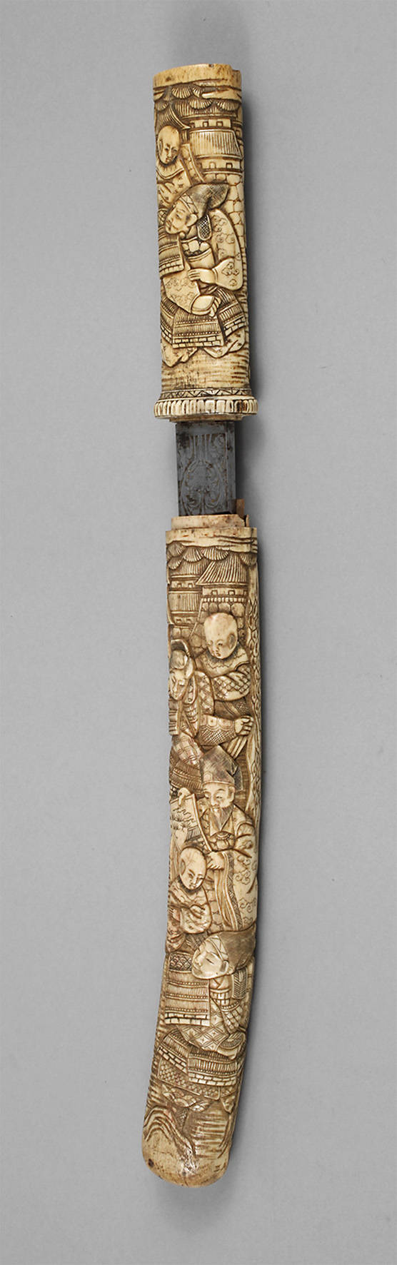 Tanto figürlich verziert aus Bein
