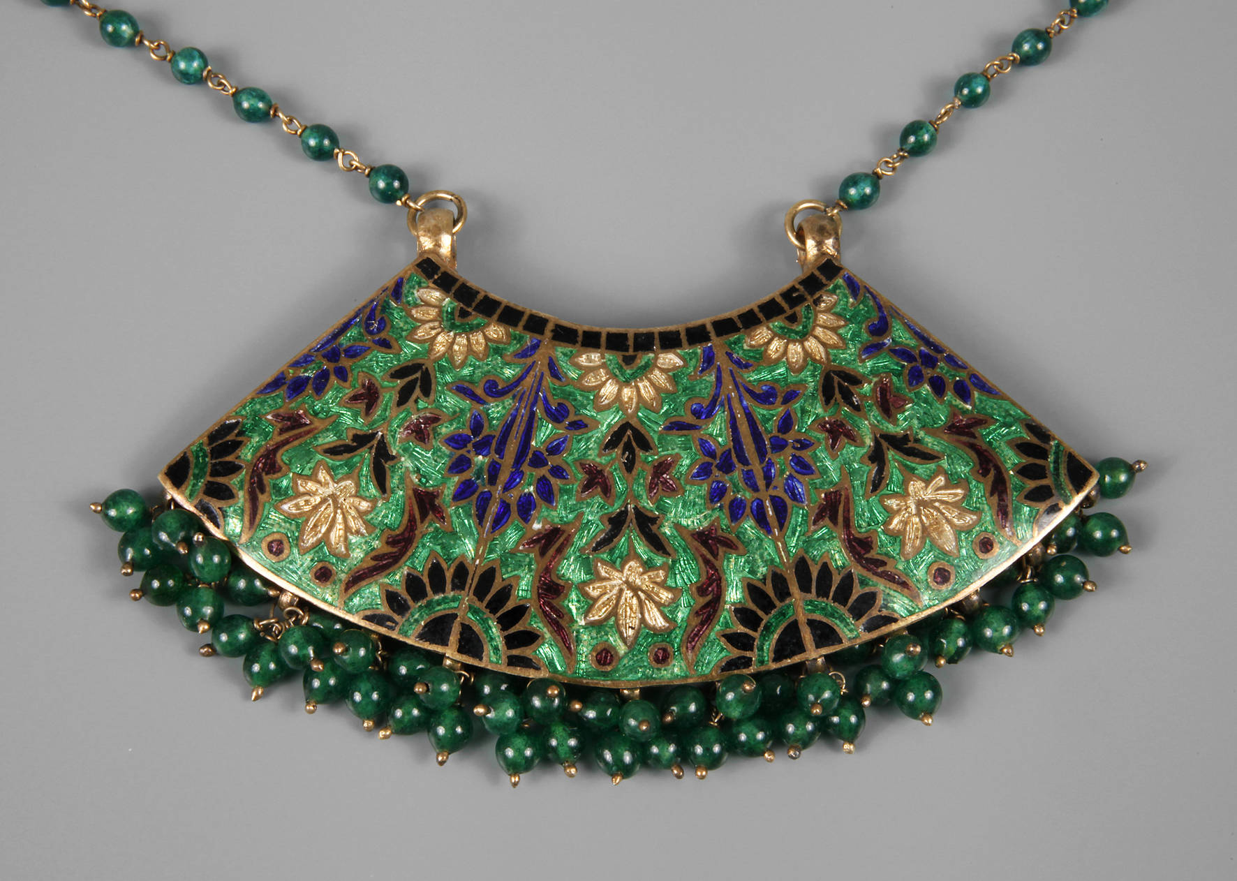 Feines Collier mit Email und grünen Achaten