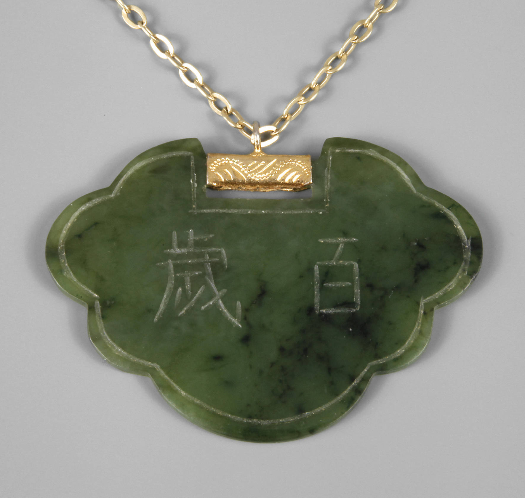 Gravierter Jade-Anhänger