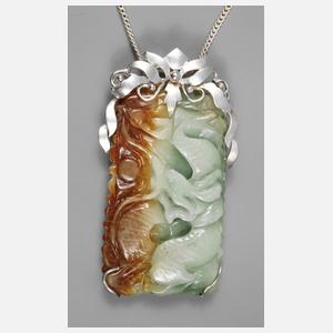 Großer Anhänger mit gravierter Jade