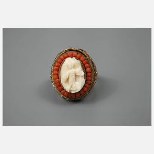 Ring mit Beinschnitzerei und Korallen