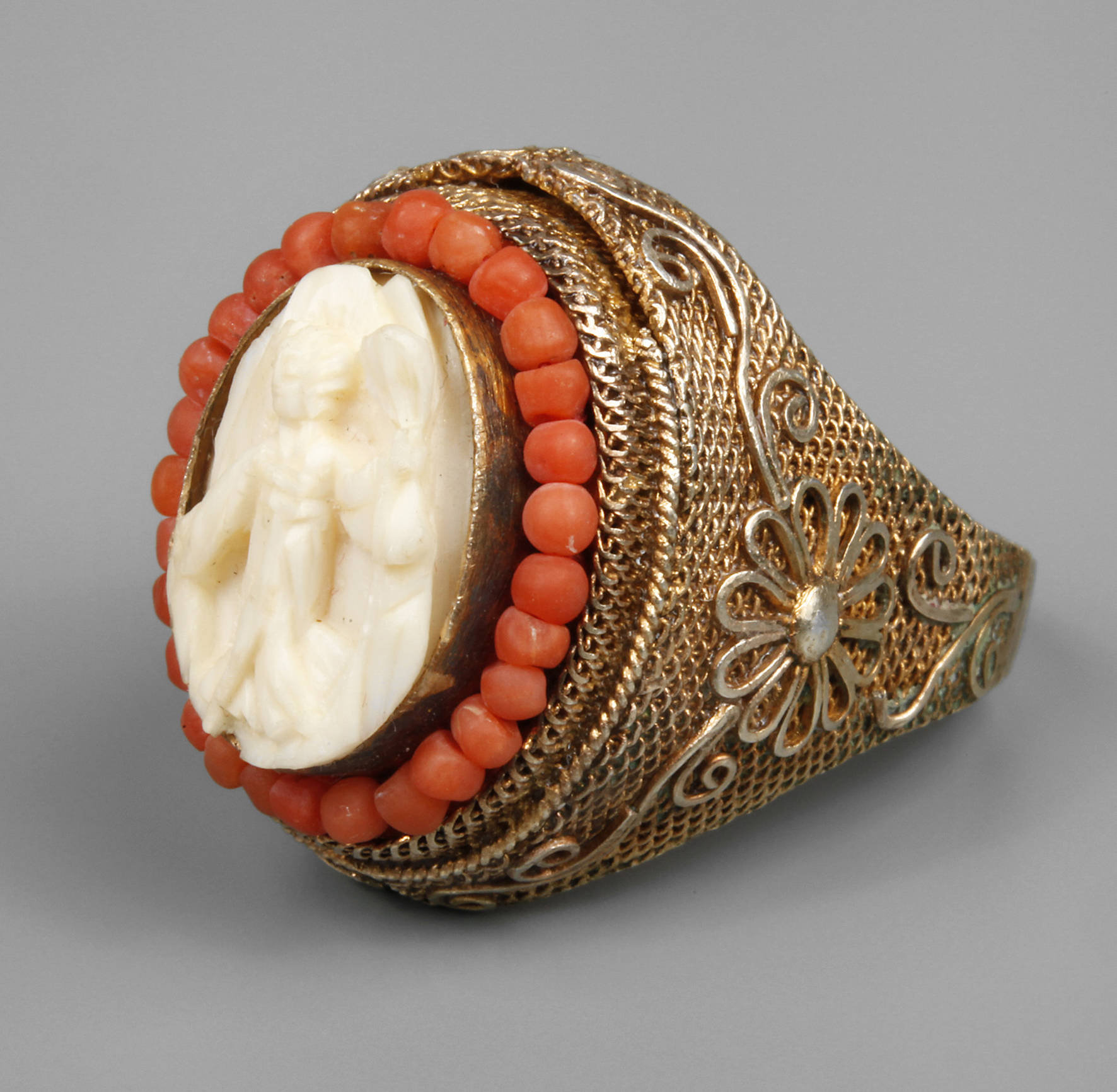 Ring mit Beinschnitzerei und Korallen