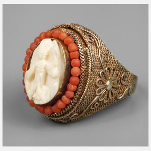 Ring mit Beinschnitzerei und Korallen