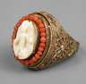 Ring mit Beinschnitzerei und Korallen