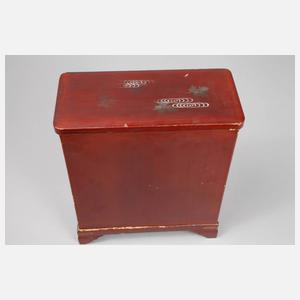 Kleines Lackschränkchen