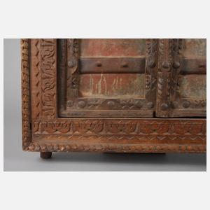 Geschnitztes Holzfenster