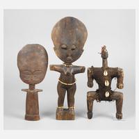 Drei afrikanische Holzfiguren111