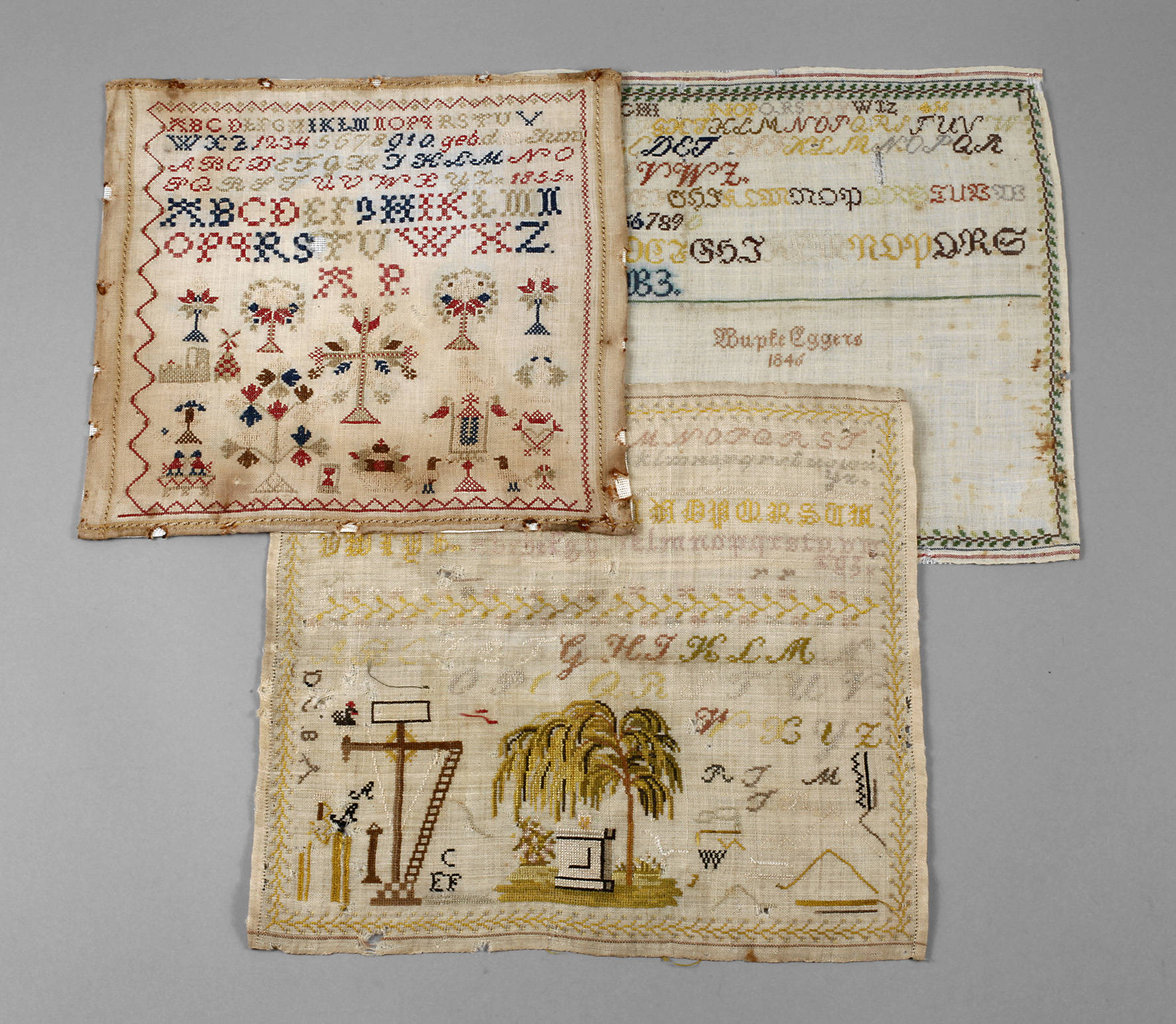 Drei Stickmustertücher