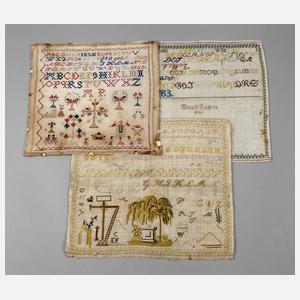 Drei Stickmustertücher