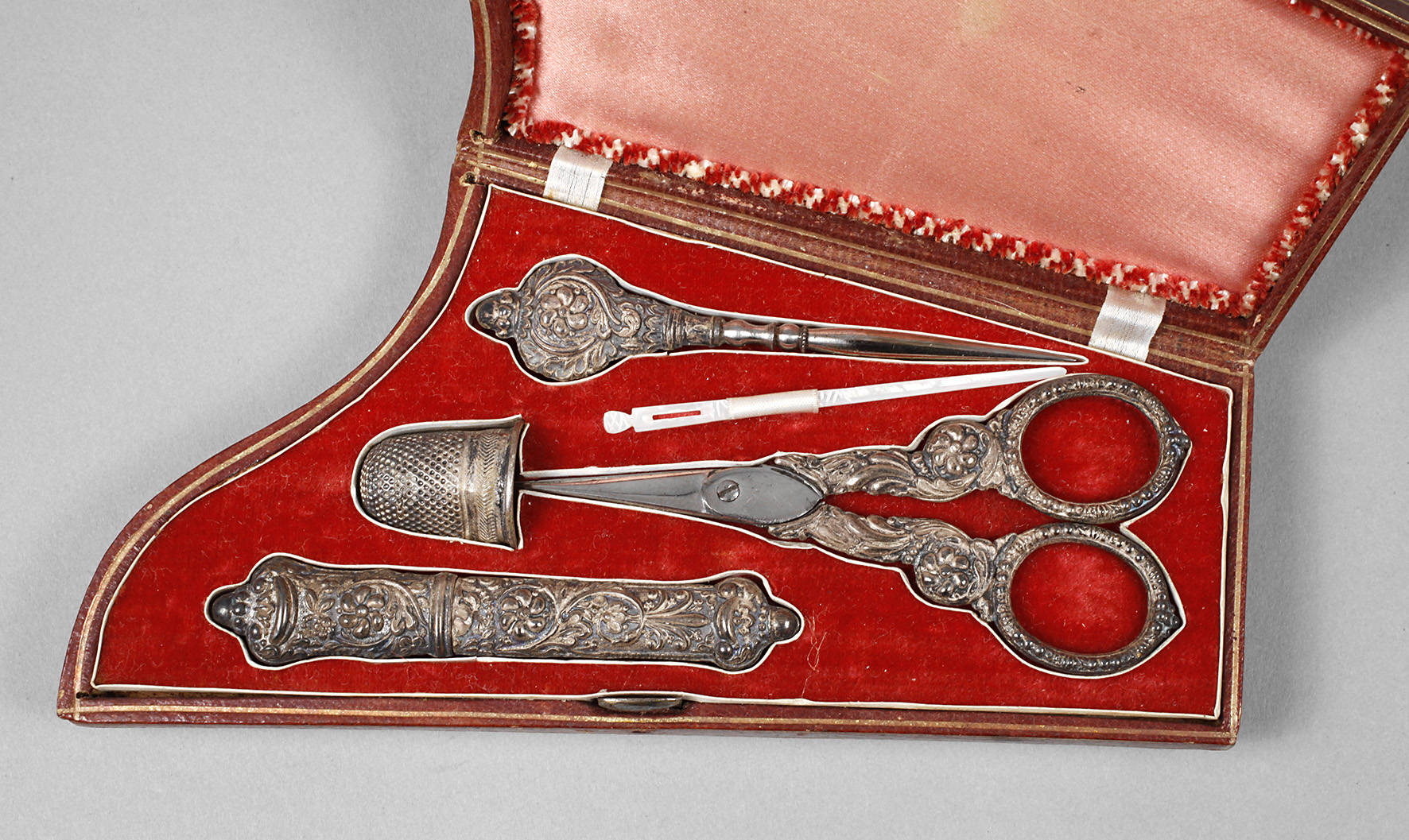 Necessaire in Harfenform