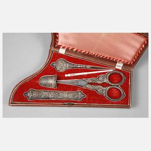 Necessaire in Harfenform