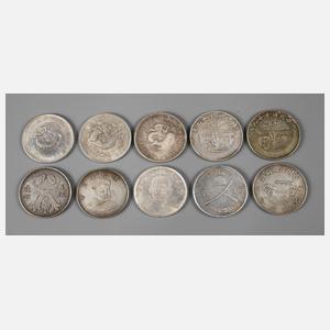 Zehn chinesische Silberdollar