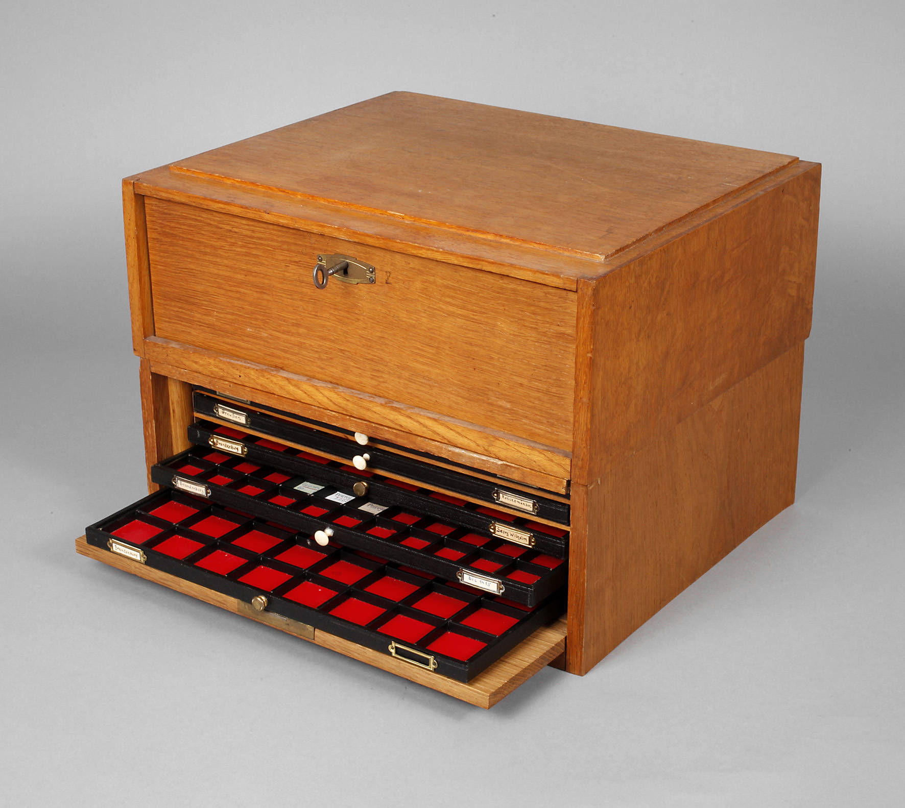 Zwei Münzsammelschränkchen