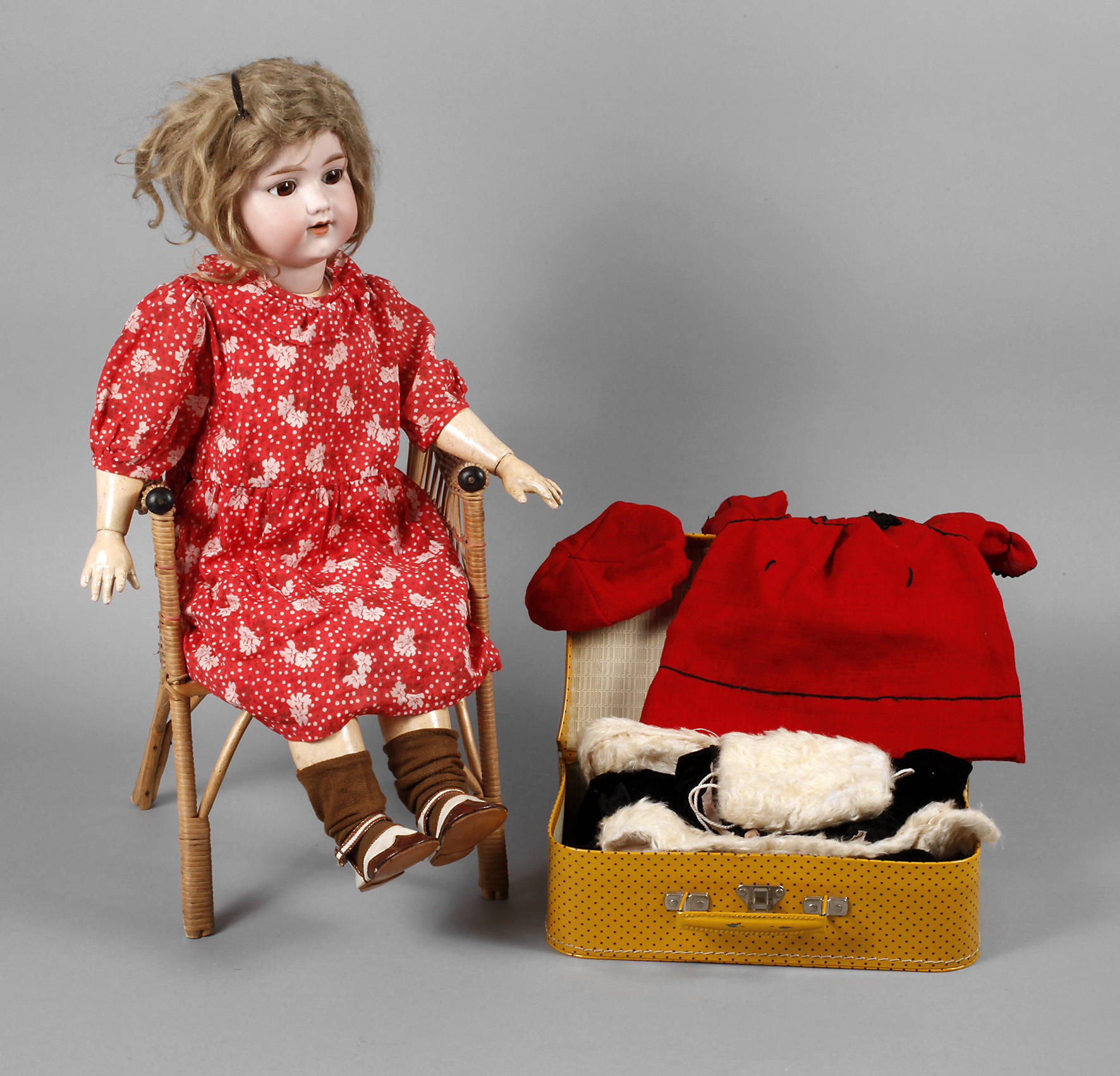 Armand Marseille Porzellankopfpuppe mit Zubehör