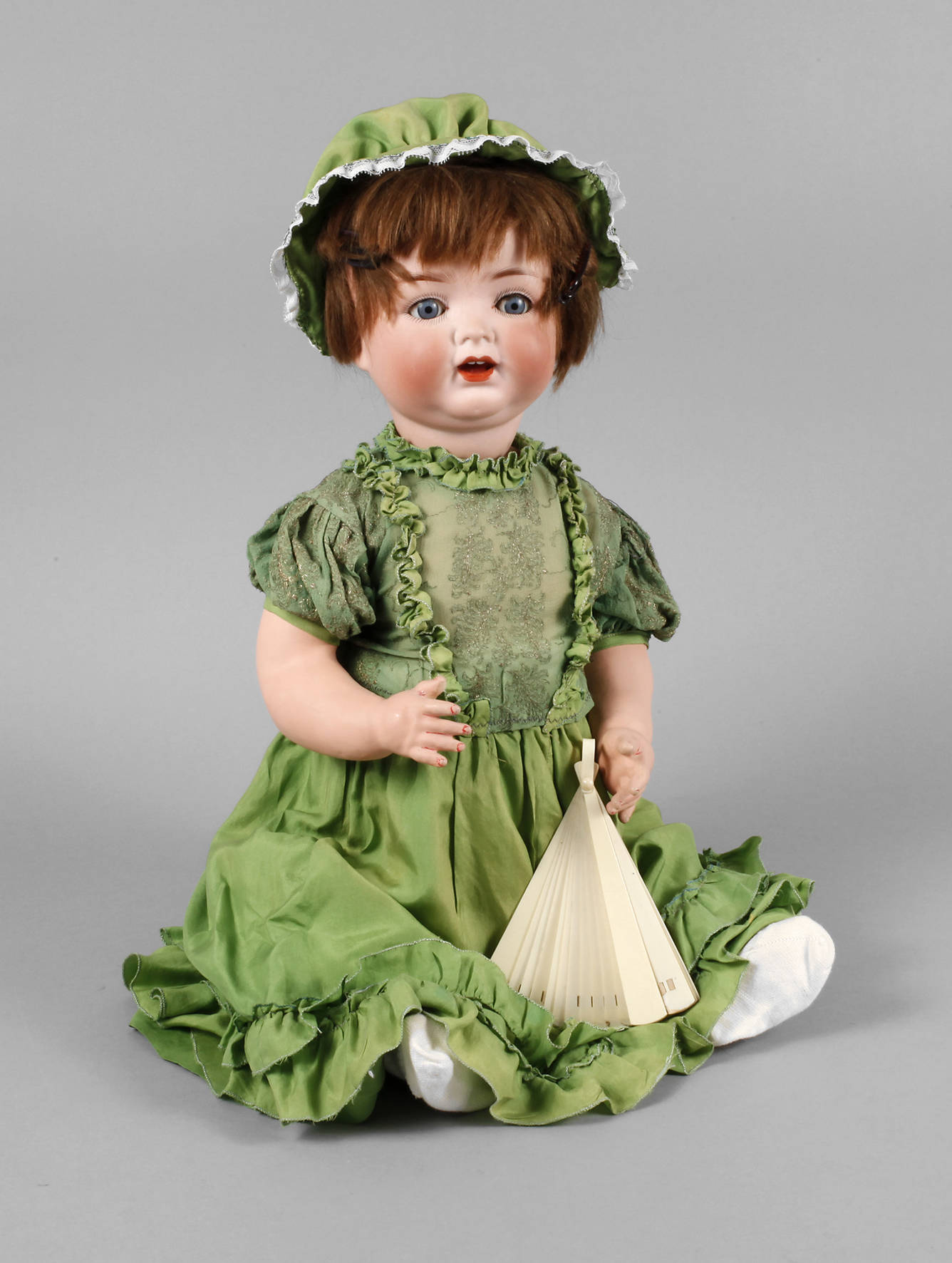 Ernst Heubach große Porzellankopfpuppe mit Fächer