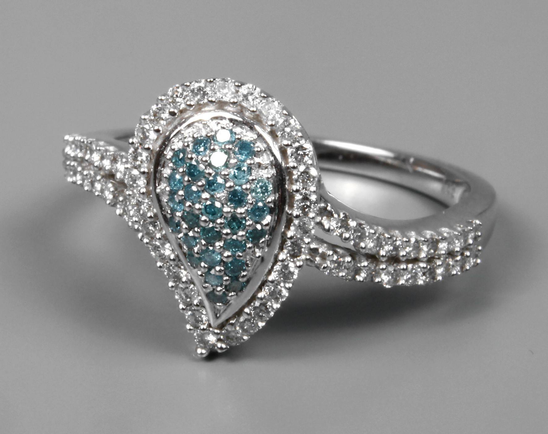 Damenring mit blauen und weißen Brillanten