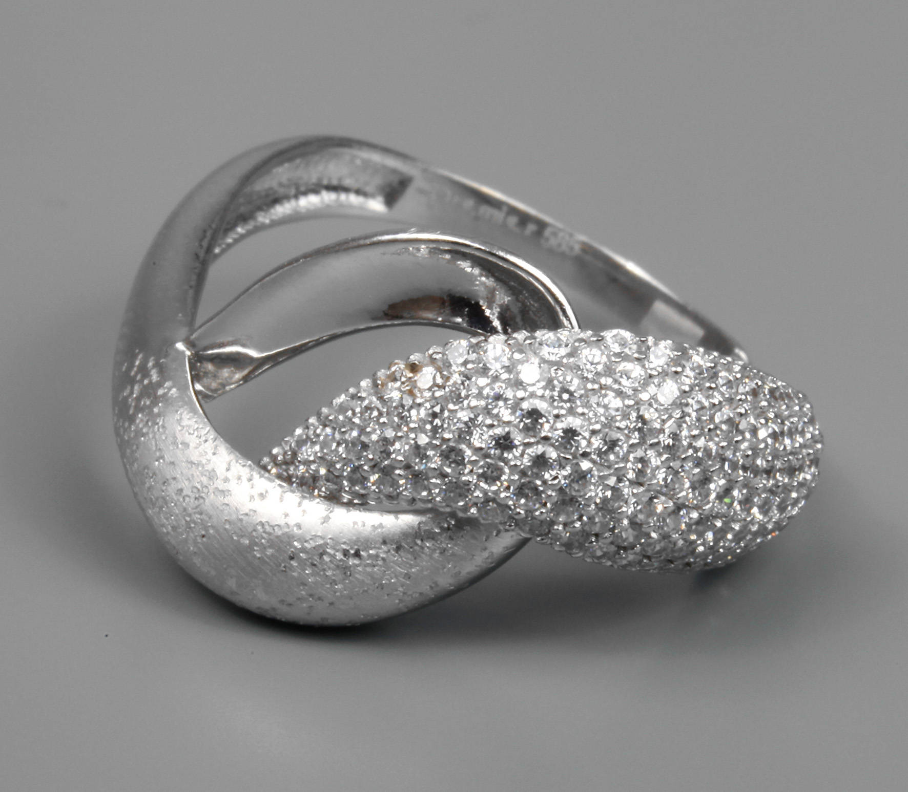 Damenring mit Diamantbesatz