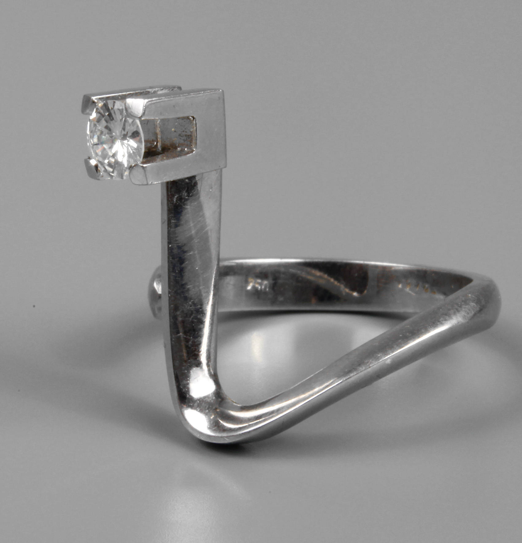 Moderner Damenring mit Brillant von 0,29 ct