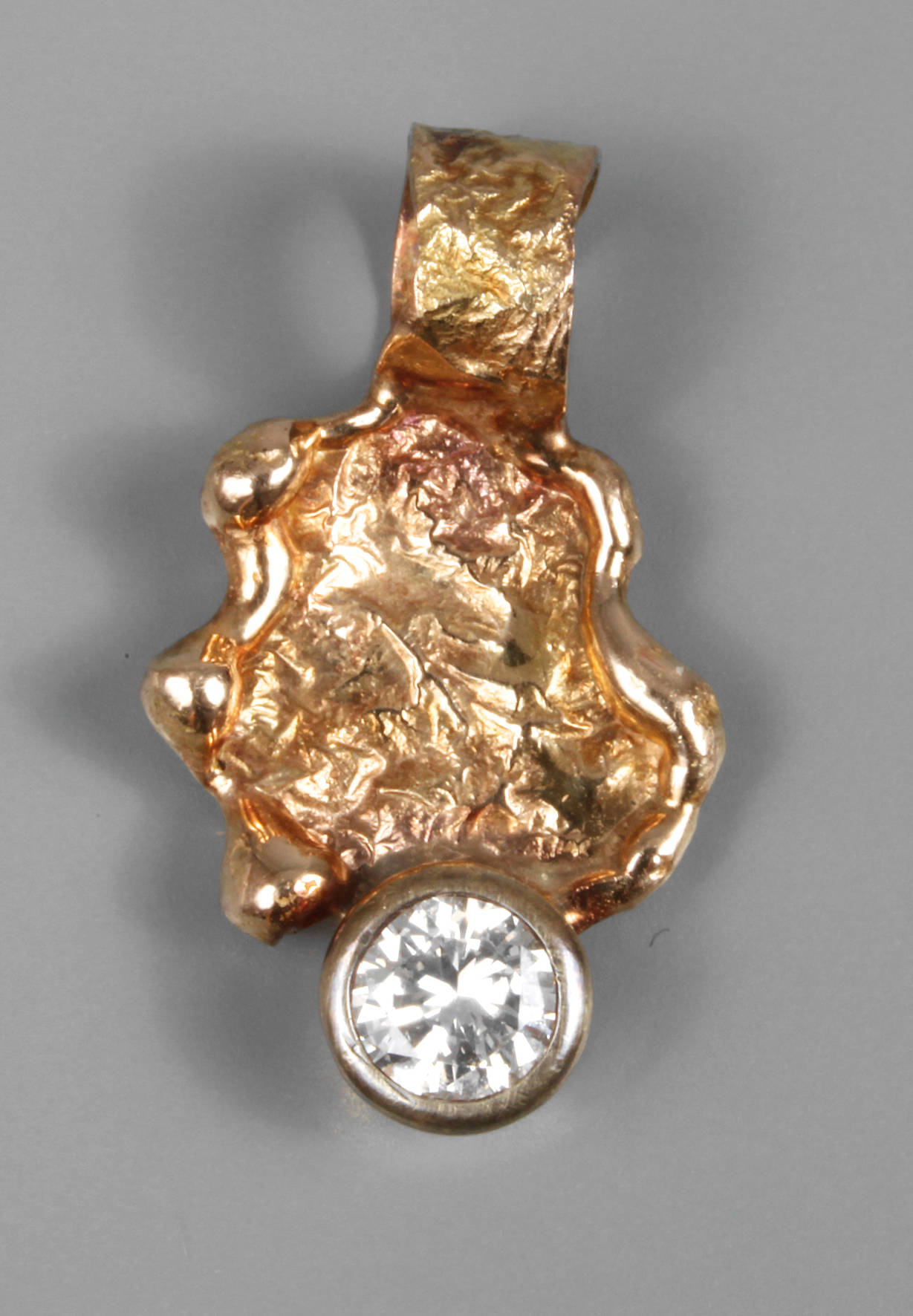 Anhänger als Nugget mit Brillant von 0,45 ct