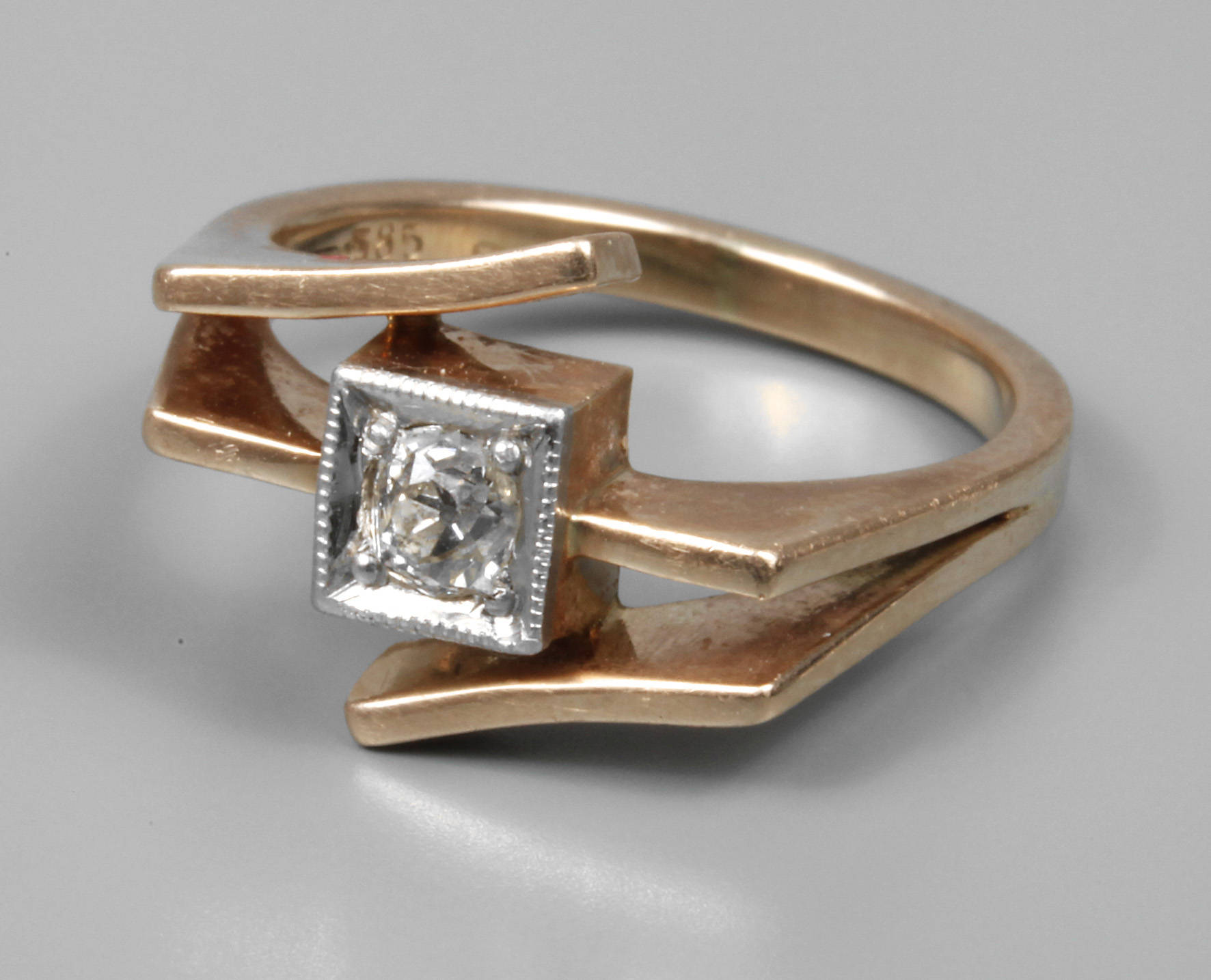 Damenring mit Diamant