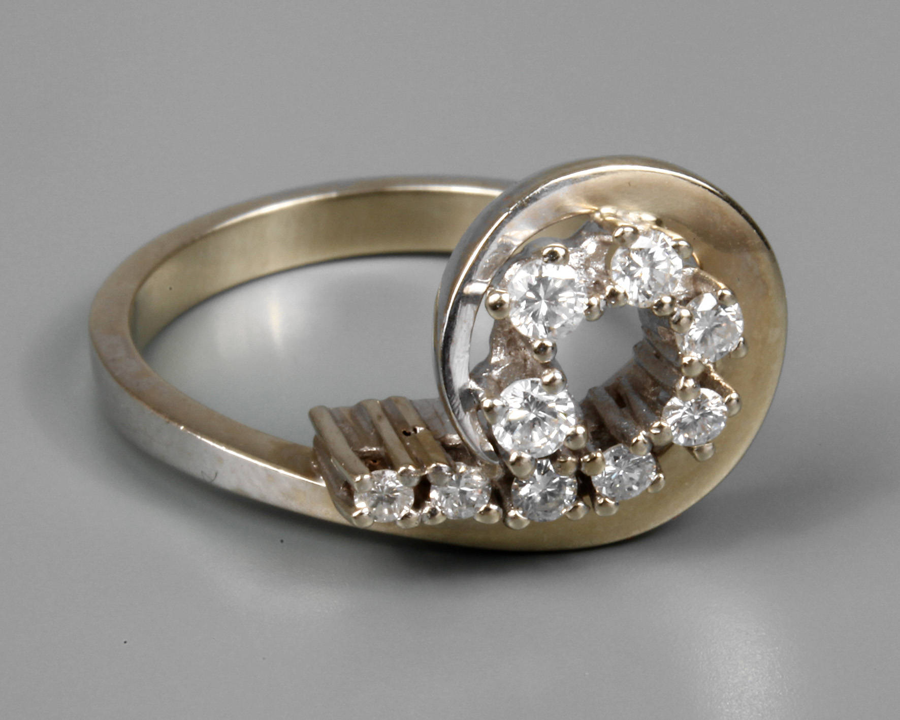 Eleganter Damenring mit Brillantbesatz