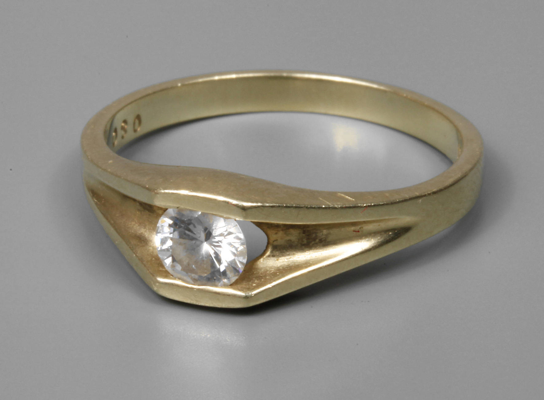 Damenring mit Brillant von 0,3 ct