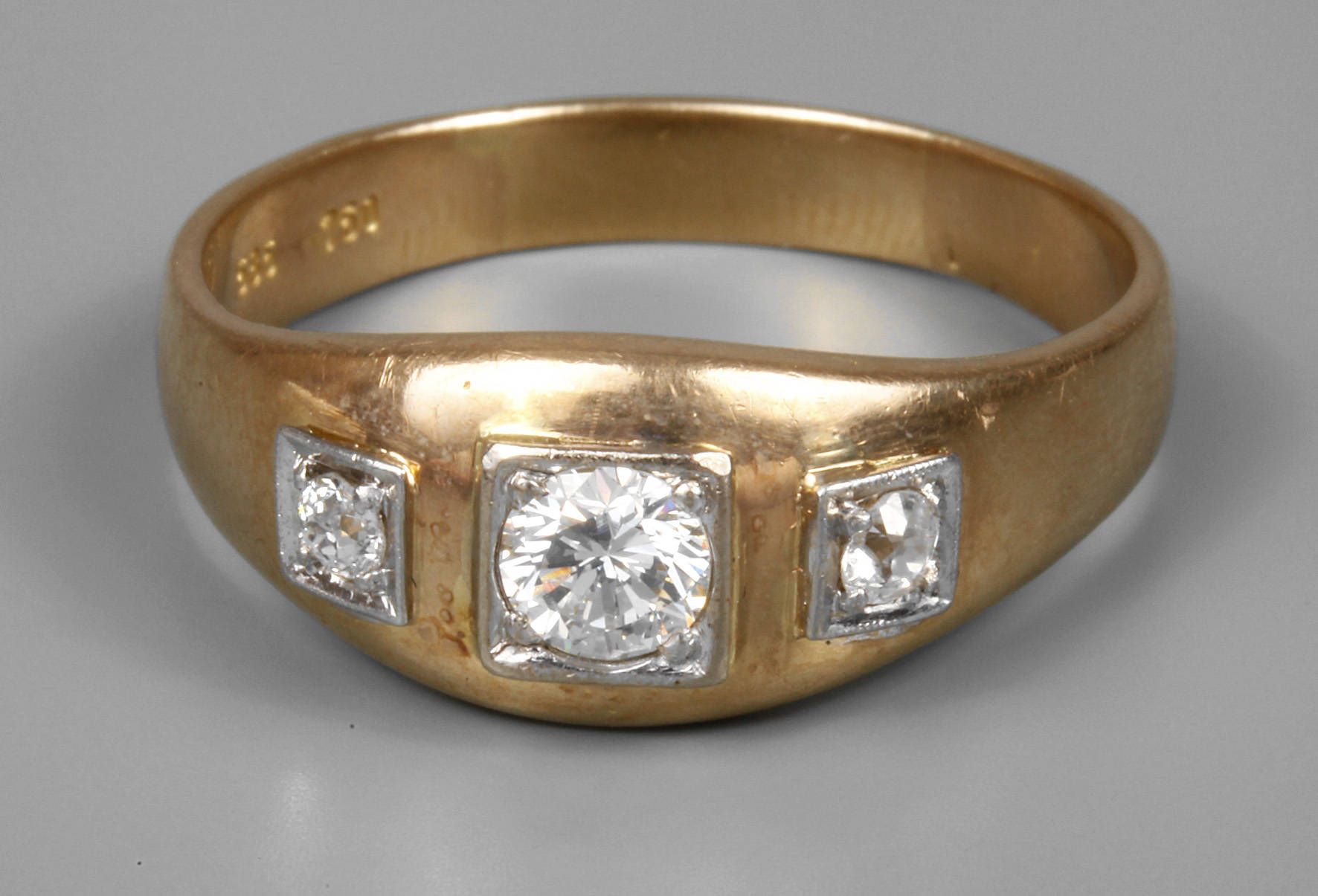 Damenring mit Brillantbesatz von ca. 0,6 ct