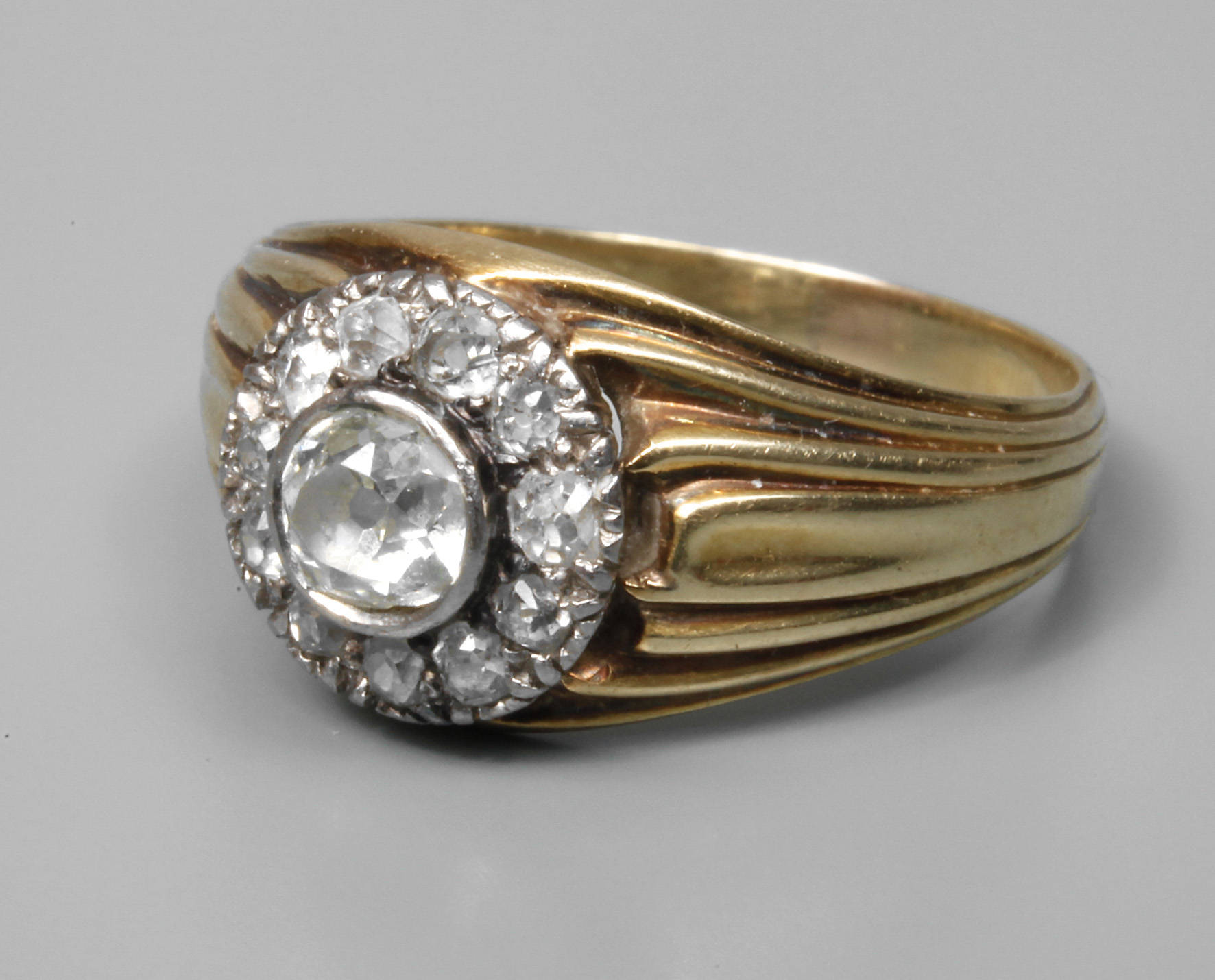 Damenring mit Diamantbesatz ca. 0,7 ct