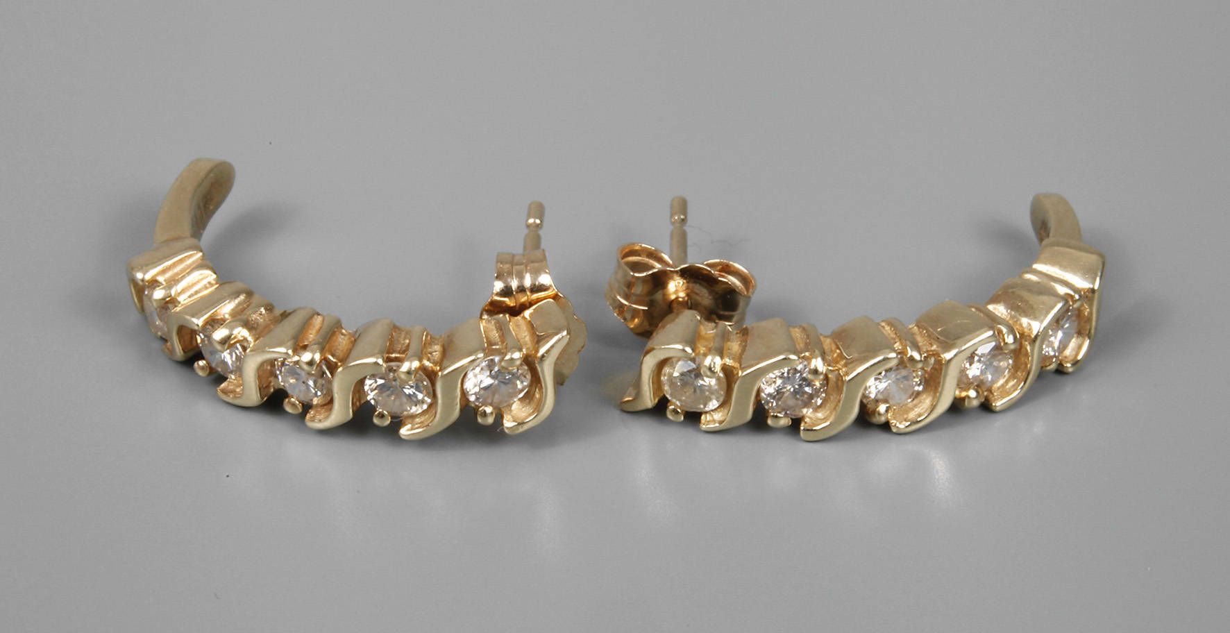 Paar Halbcreolen mit Brillantbesatz ca. 0,8 ct