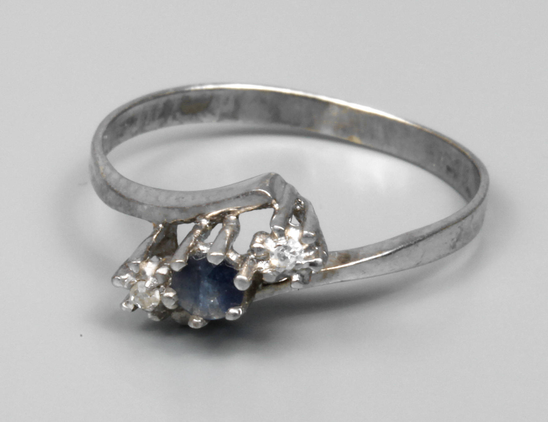 Damenring mit Saphir und Diamanten