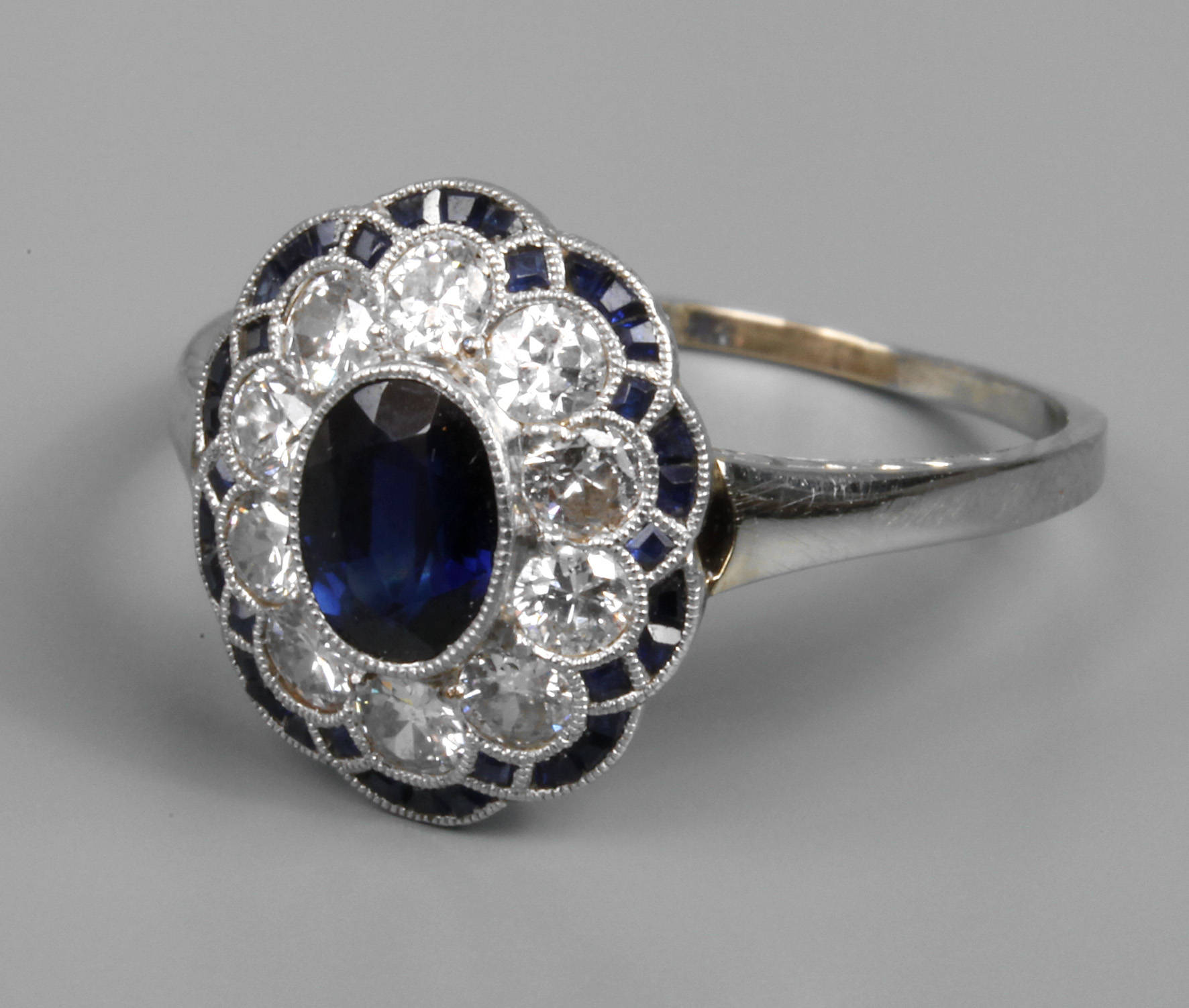 Damenring mit Saphiren und Brillanten