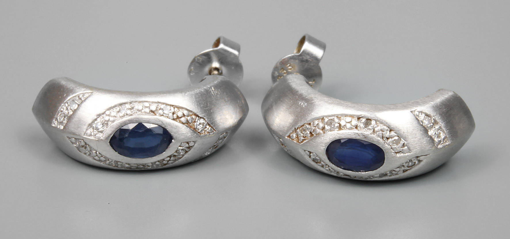 Paar Ohrstecker mit Saphiren und Diamanten