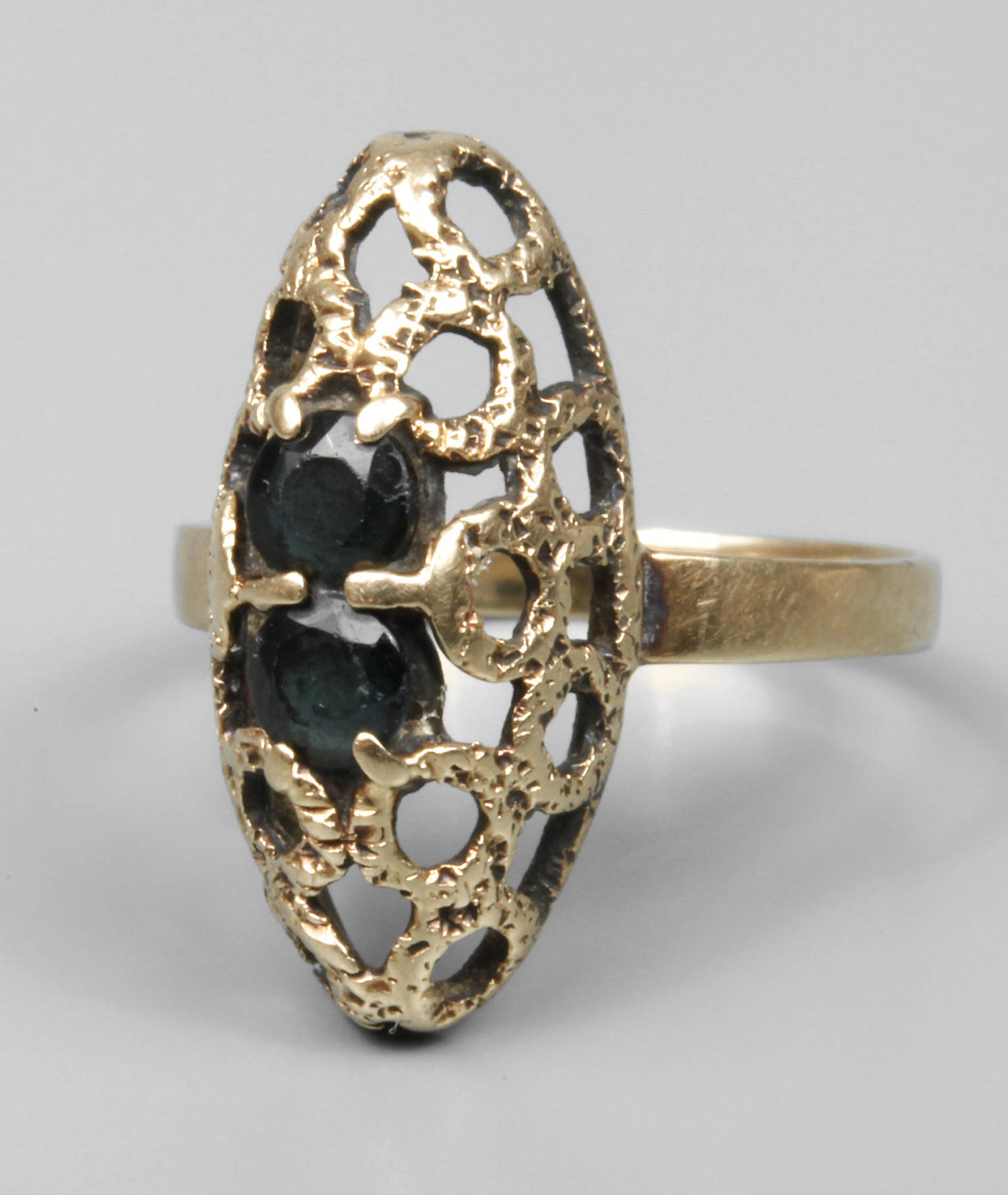 Damenring mit Saphiren
