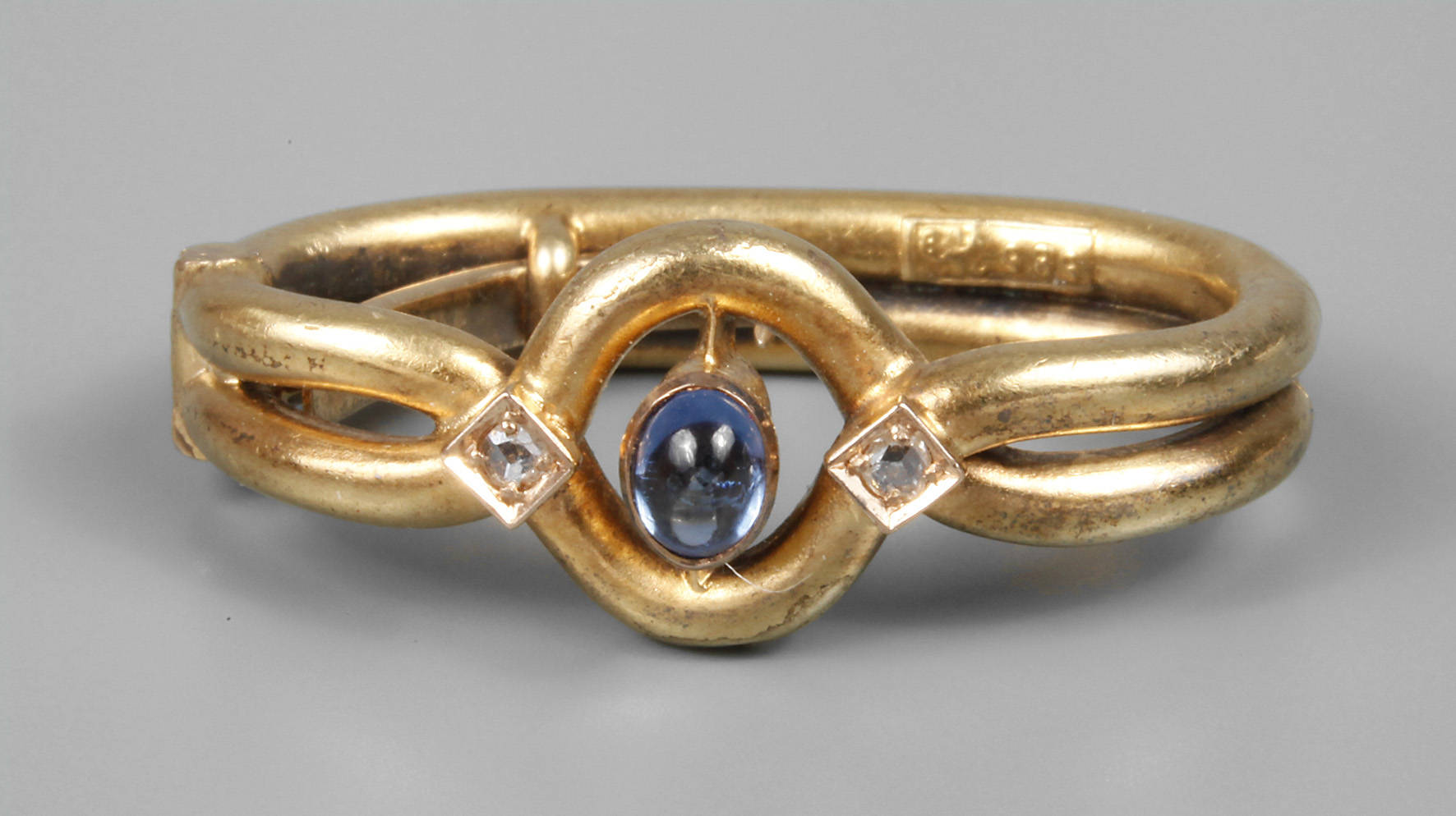 Tuchspange mit Saphir und Diamanten